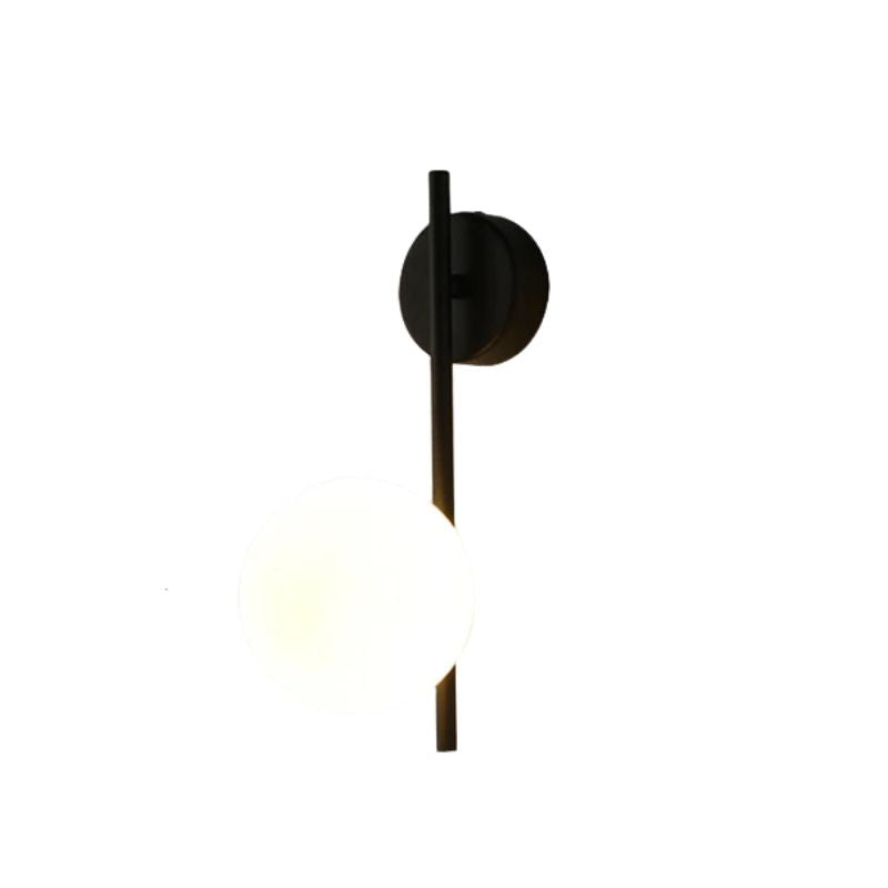 Applique Murale Salon Éclat Chic et Déco, équipée d'une boule lumineuse.