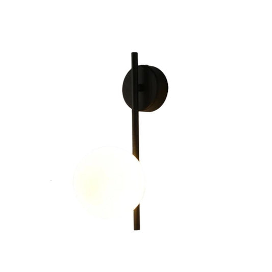 Applique Murale Salon Éclat Chic et Déco, équipée d'une boule lumineuse.
